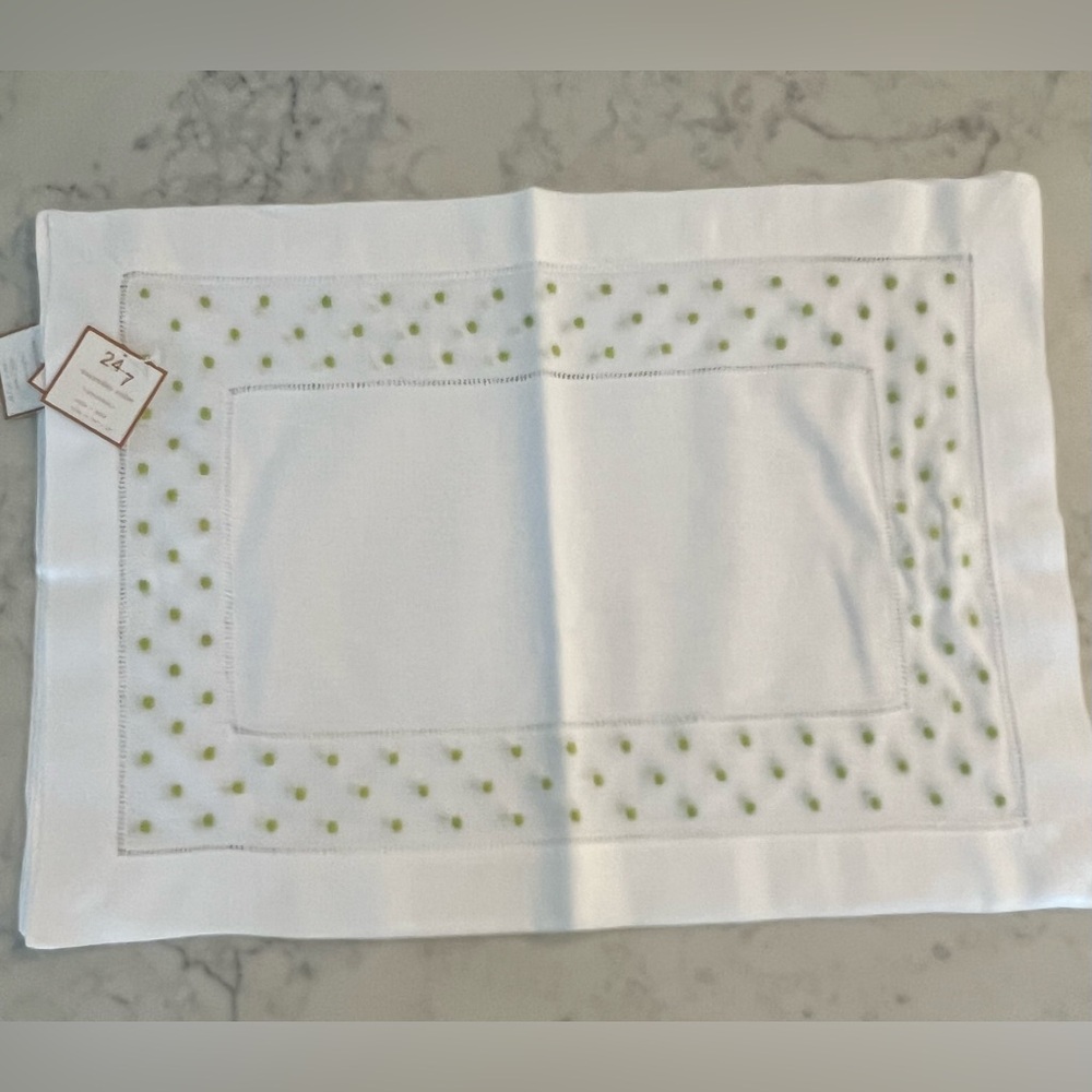 New 24/7 Everyday Color 4 Count in White Green Polkadot Linen Blend Placemats
